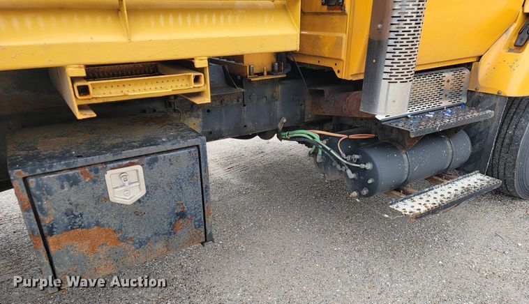 image for item JL9515 2005 International 7400  dump truck