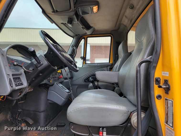 image for item JL9515 2005 International 7400  dump truck