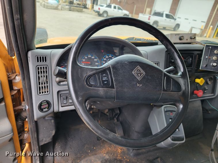 image for item JL9515 2005 International 7400  dump truck