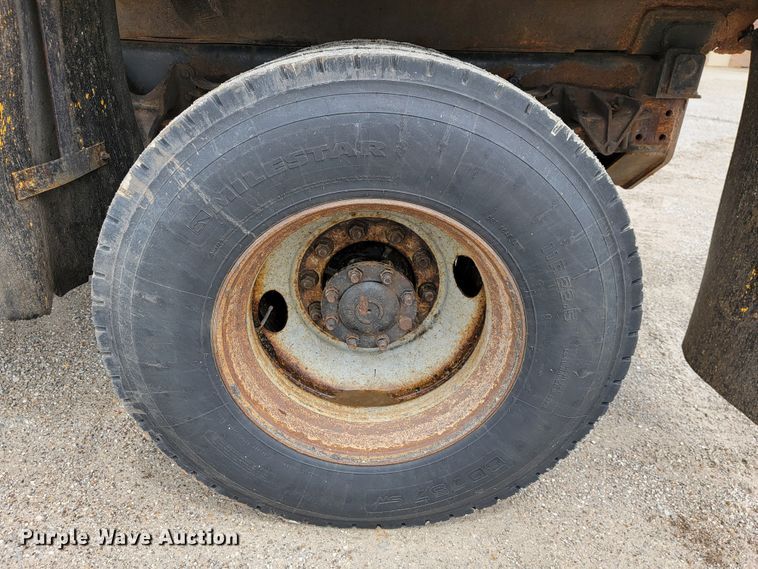 image for item JL9515 2005 International 7400  dump truck