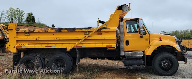 image for item JL9518 2006 International 7400  dump truck