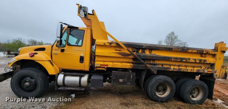 image for item JL9518 2006 International 7400  dump truck