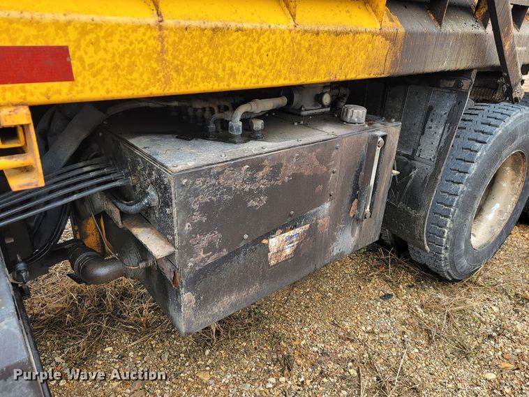 image for item JL9518 2006 International 7400  dump truck