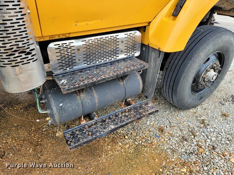 image for item JL9518 2006 International 7400  dump truck