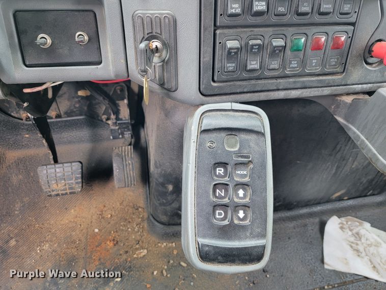 image for item JL9518 2006 International 7400  dump truck