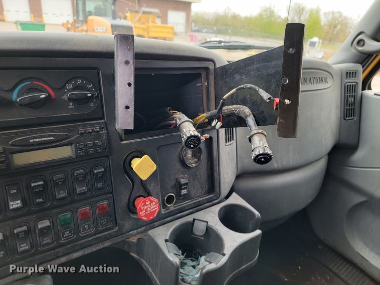 image for item JL9518 2006 International 7400  dump truck