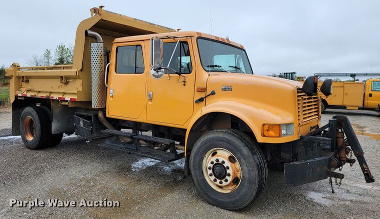 image for item JL9519 2002 International 4900  Crew Cab dump truck