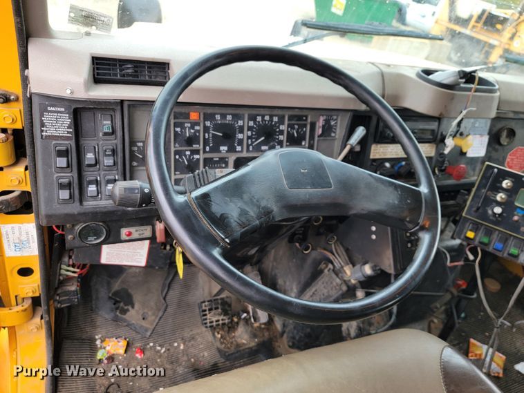 image for item JL9519 2002 International 4900  Crew Cab dump truck