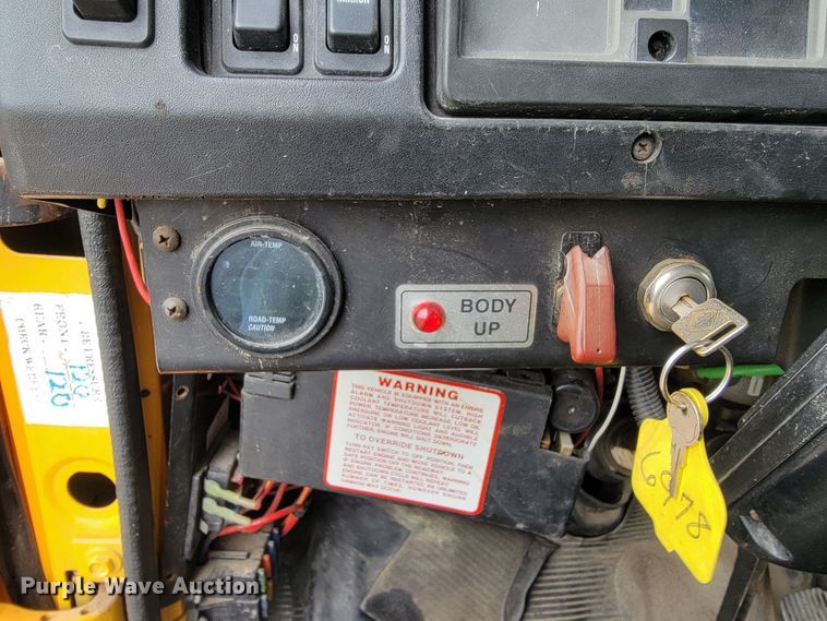 image for item JL9519 2002 International 4900  Crew Cab dump truck