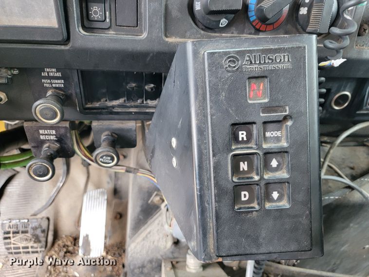 image for item JL9519 2002 International 4900  Crew Cab dump truck