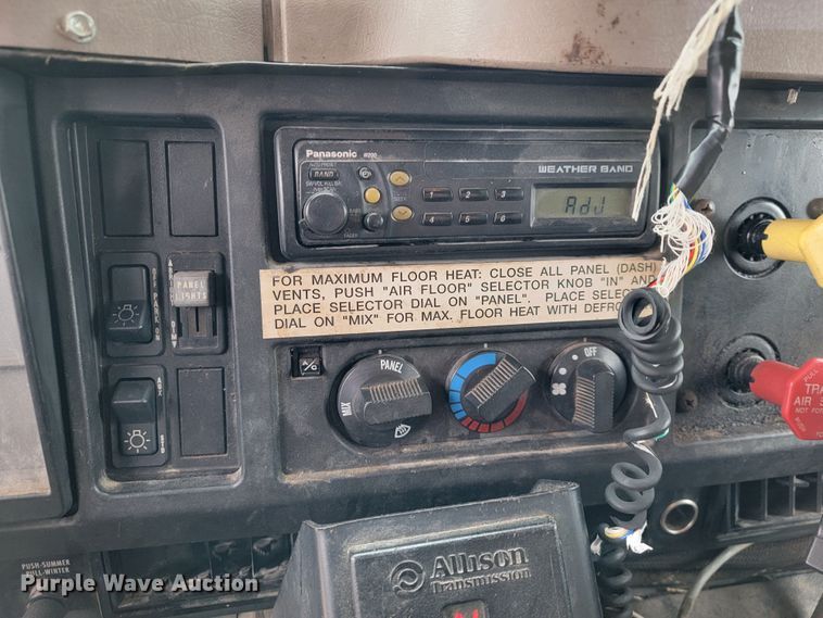 image for item JL9519 2002 International 4900  Crew Cab dump truck