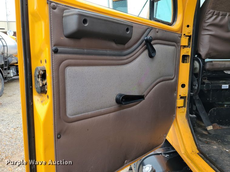 image for item JL9519 2002 International 4900  Crew Cab dump truck