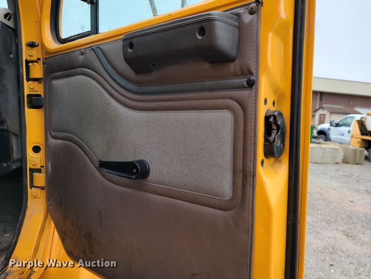 image for item JL9519 2002 International 4900  Crew Cab dump truck