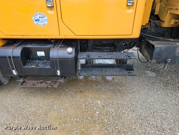 image for item JL9519 2002 International 4900  Crew Cab dump truck