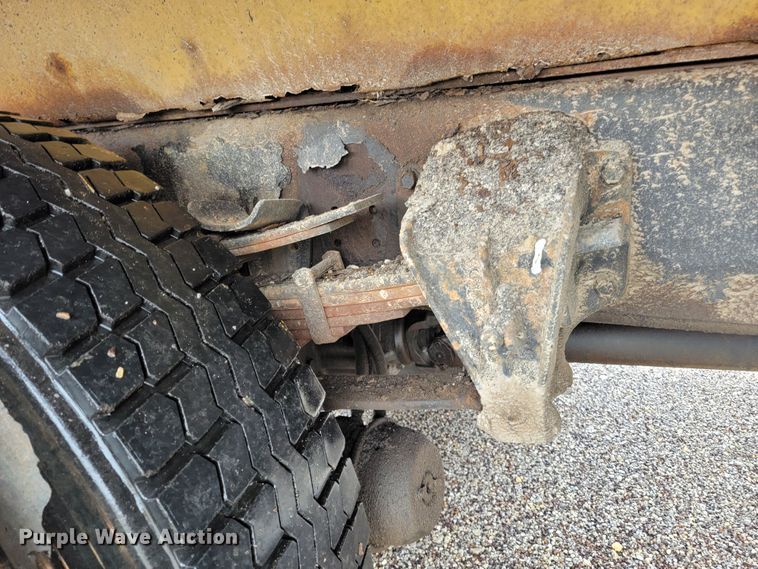 image for item JL9519 2002 International 4900  Crew Cab dump truck