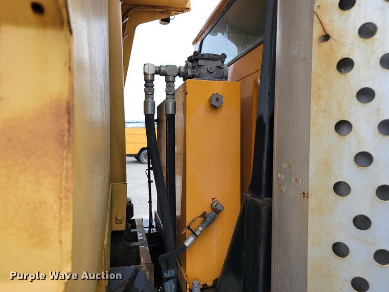 image for item JL9519 2002 International 4900  Crew Cab dump truck