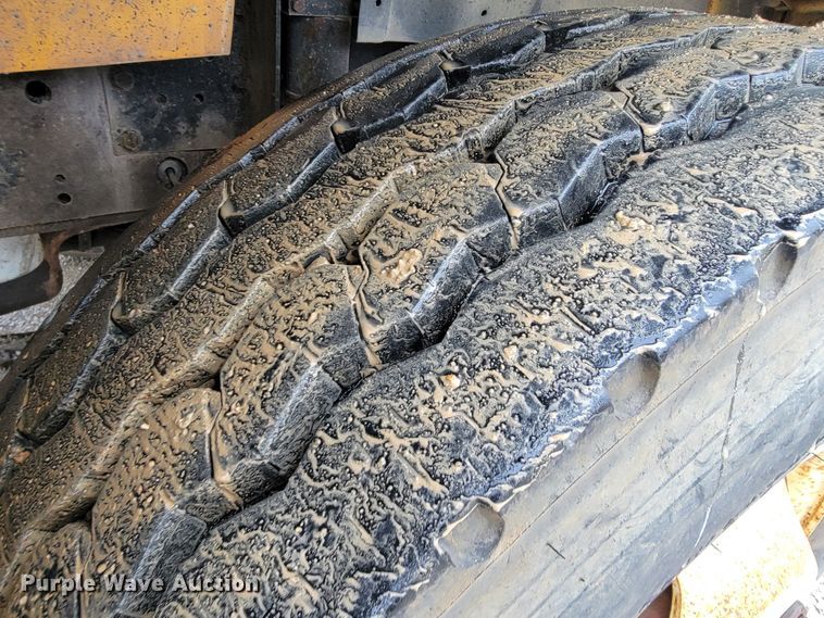 image for item JL9519 2002 International 4900  Crew Cab dump truck