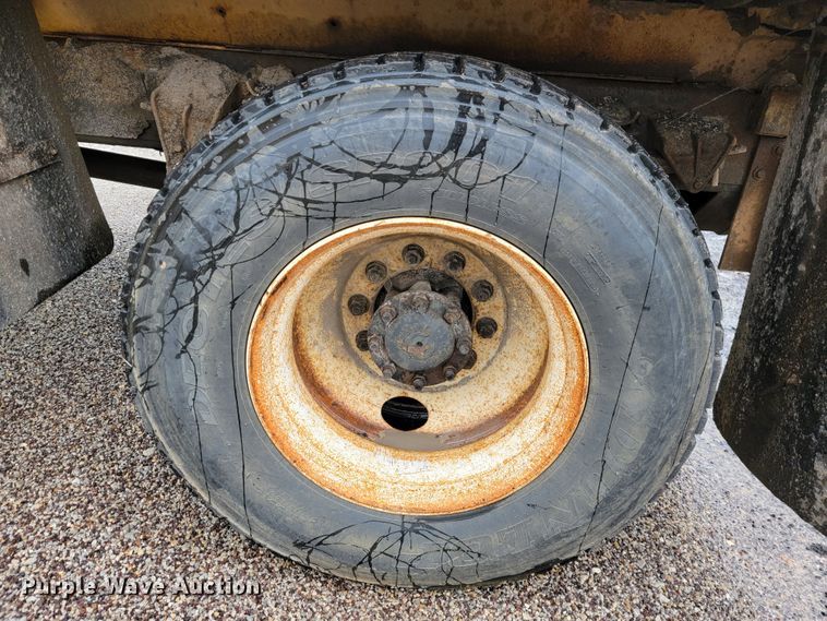 image for item JL9519 2002 International 4900  Crew Cab dump truck