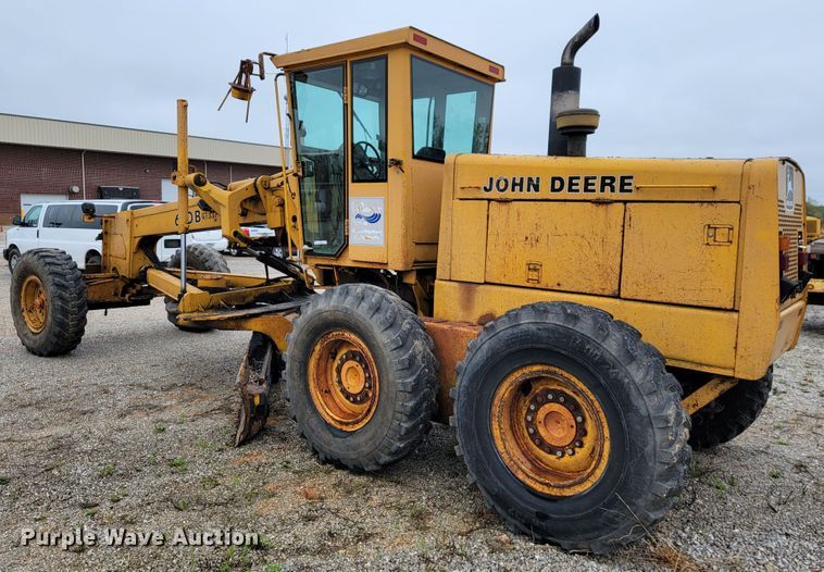 image for item JL9529 1988 John Deere 670B  motor grader