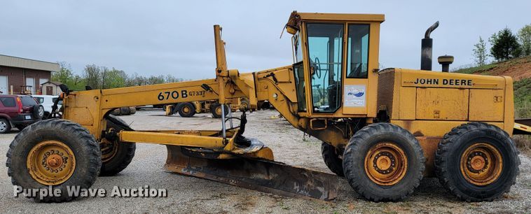image for item JL9529 1988 John Deere 670B  motor grader