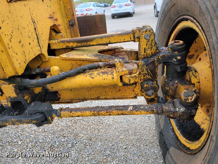 image for item JL9529 1988 John Deere 670B  motor grader