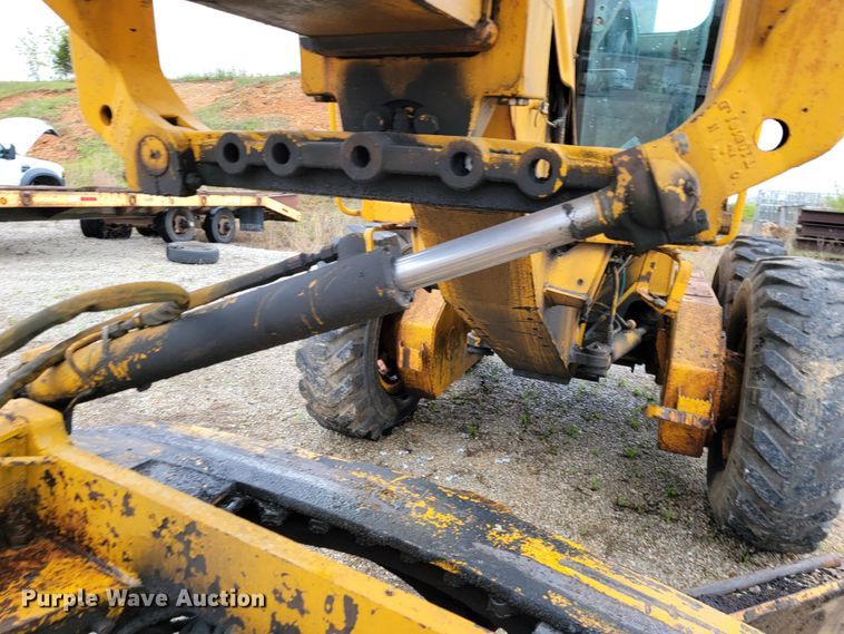 image for item JL9529 1988 John Deere 670B  motor grader