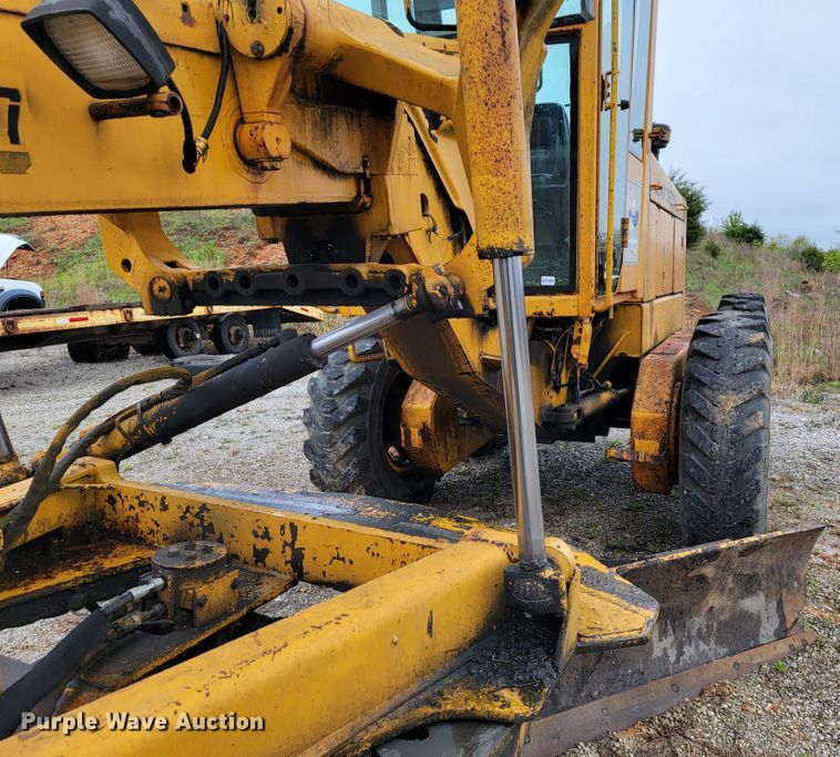 image for item JL9529 1988 John Deere 670B  motor grader