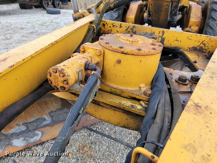 image for item JL9529 1988 John Deere 670B  motor grader