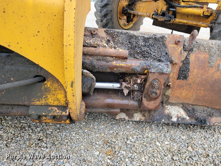 image for item JL9529 1988 John Deere 670B  motor grader