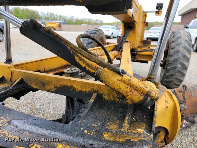 image for item JL9529 1988 John Deere 670B  motor grader