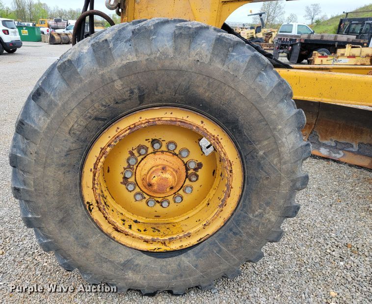 image for item JL9529 1988 John Deere 670B  motor grader