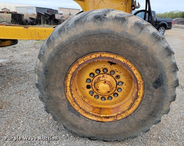 image for item JL9529 1988 John Deere 670B  motor grader