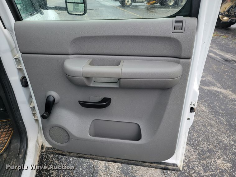 image for item JL9561 2008 Chevrolet Silverado 1500  Crew Cab pickup truck