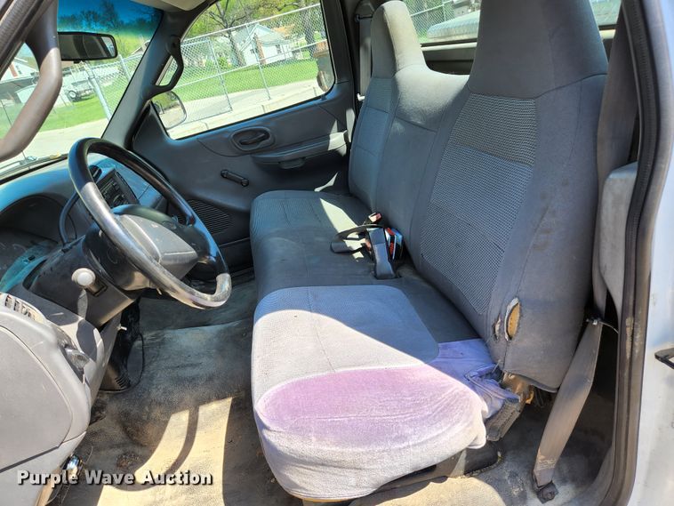 image for item KE9698 2001 Ford F150 XL  pickup truck