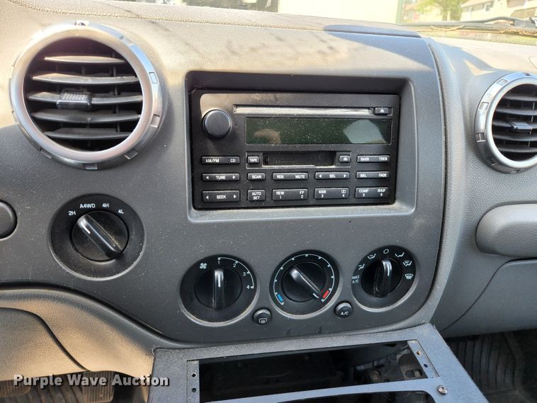 image for item KE9707 2004 Ford Expedition XLT  SUV