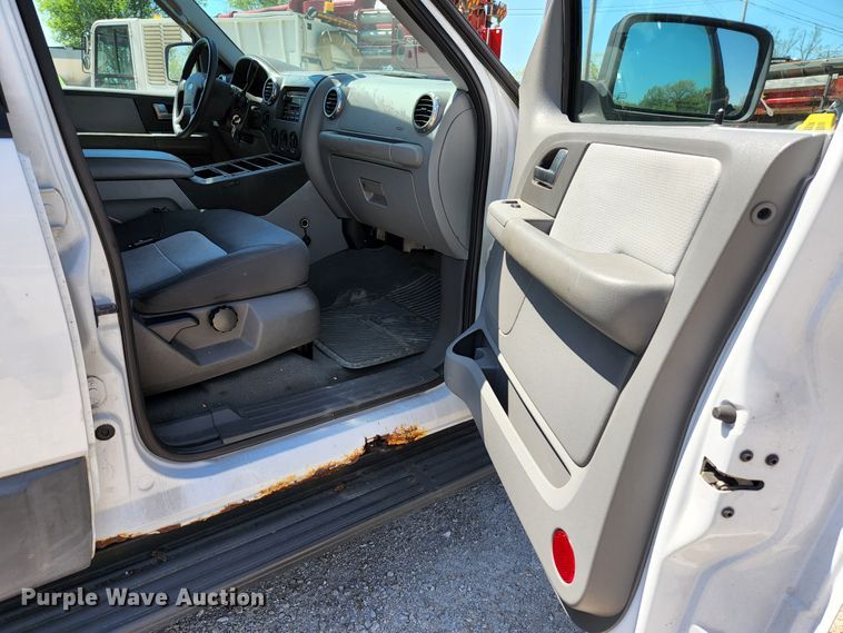 image for item KE9707 2004 Ford Expedition XLT  SUV