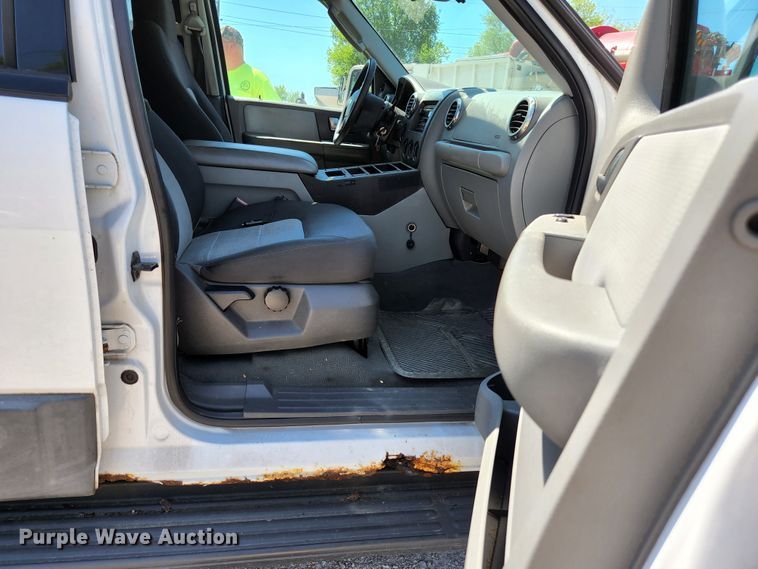 image for item KE9707 2004 Ford Expedition XLT  SUV