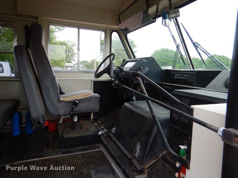 image for item KP9149 2000 Chevrolet P30  school bus