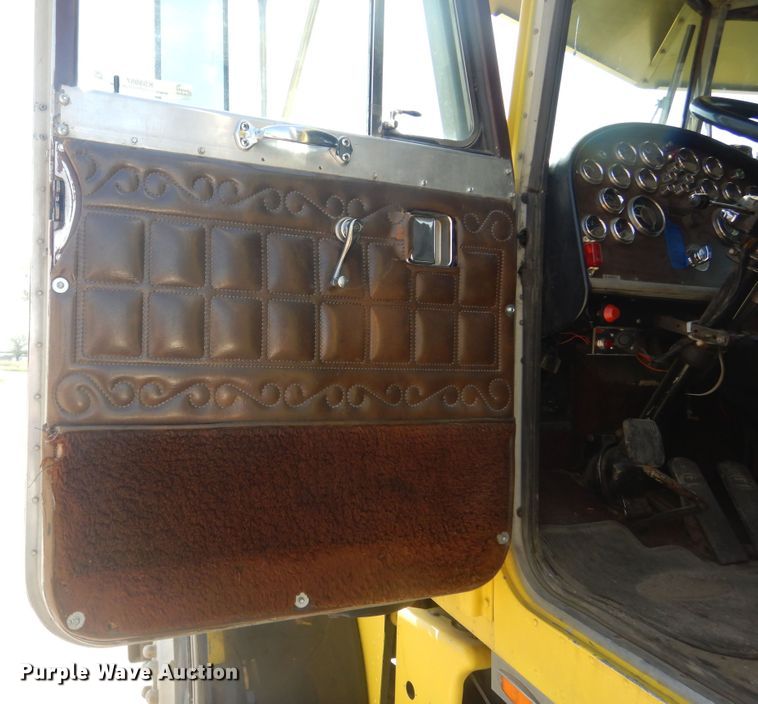 image for item KS9957 1982 Peterbilt 359  semi truck