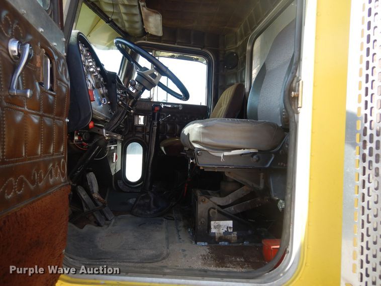 image for item KS9957 1982 Peterbilt 359  semi truck