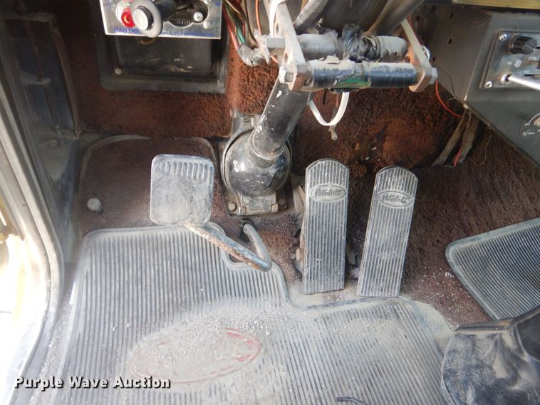 image for item KS9957 1982 Peterbilt 359  semi truck