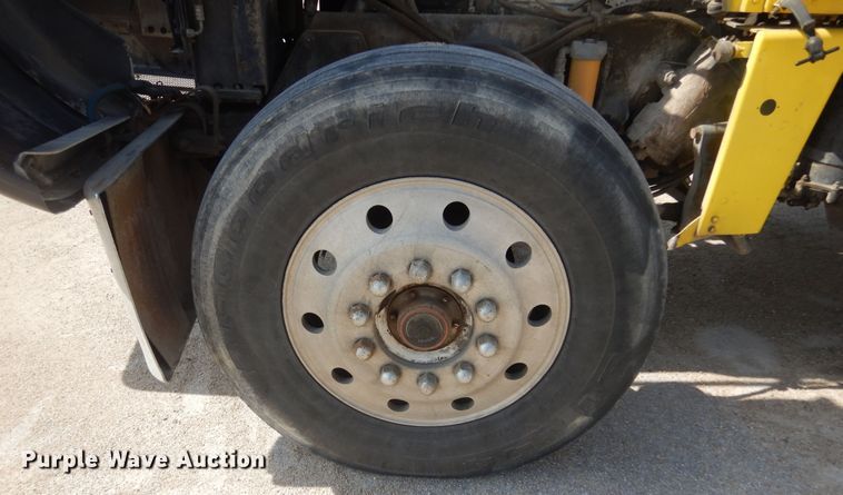 image for item KS9957 1982 Peterbilt 359  semi truck