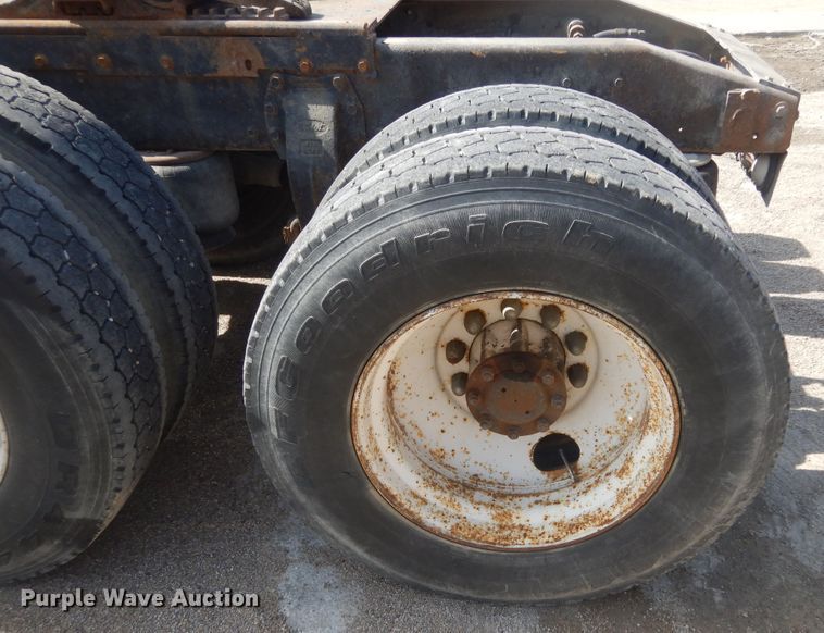 image for item KS9957 1982 Peterbilt 359  semi truck