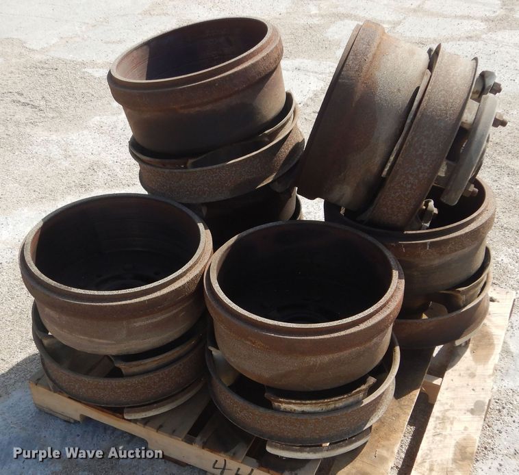 image for item KS9959 (6) 1994 Trail Blazer trailer hubs