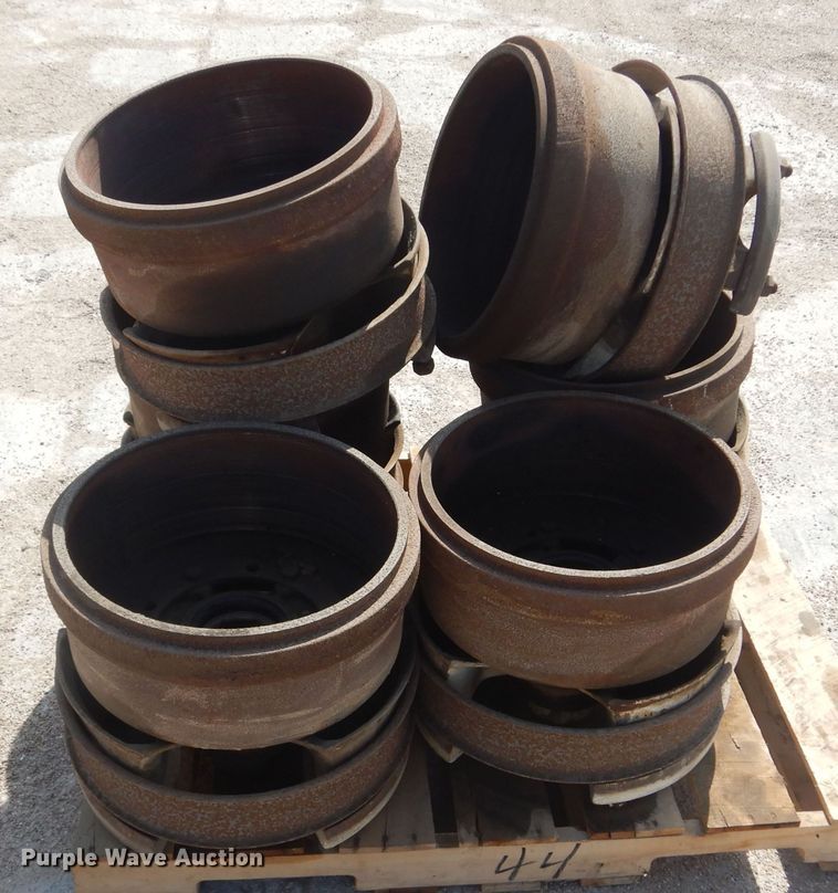 image for item KS9959 (6) 1994 Trail Blazer trailer hubs