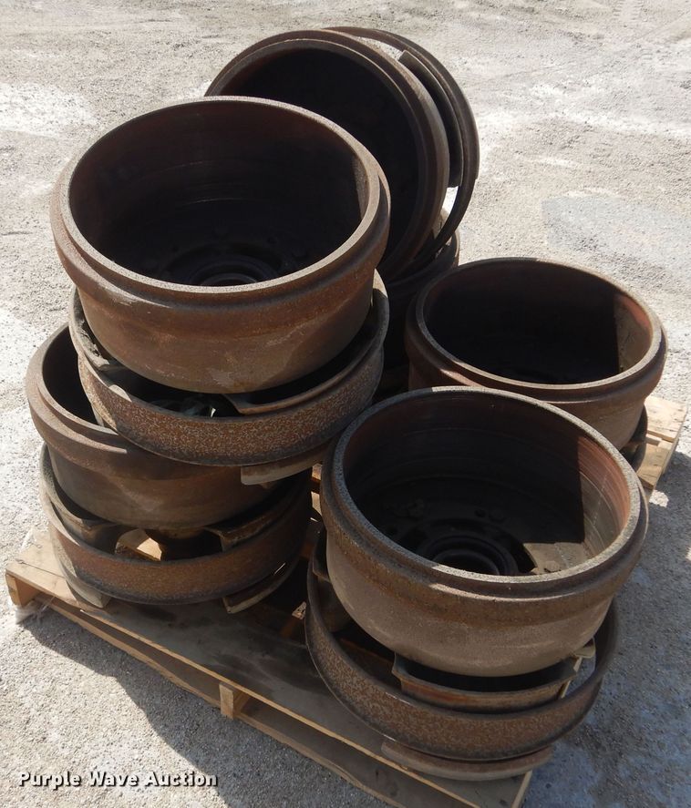 image for item KS9959 (6) 1994 Trail Blazer trailer hubs