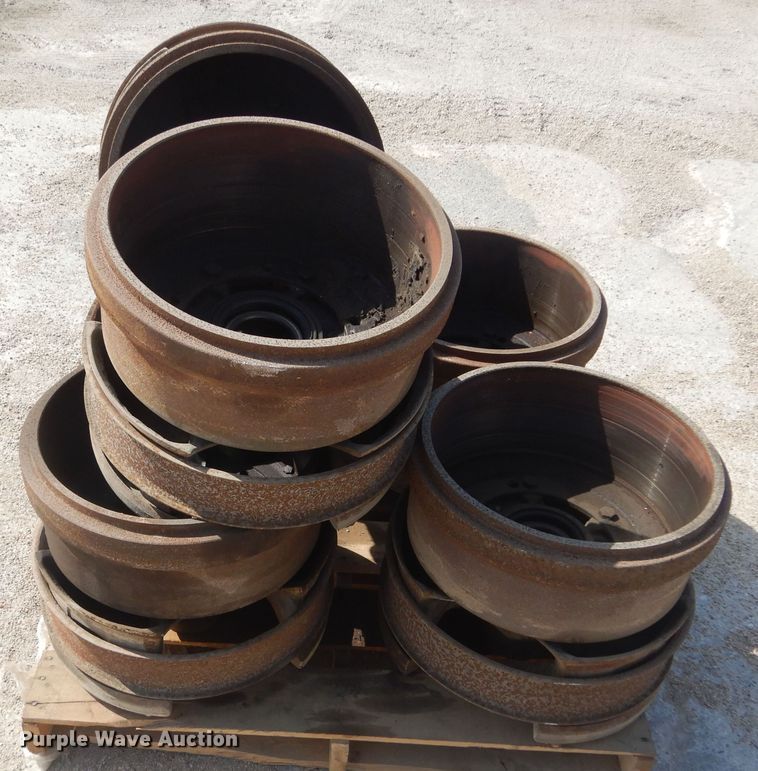 image for item KS9959 (6) 1994 Trail Blazer trailer hubs