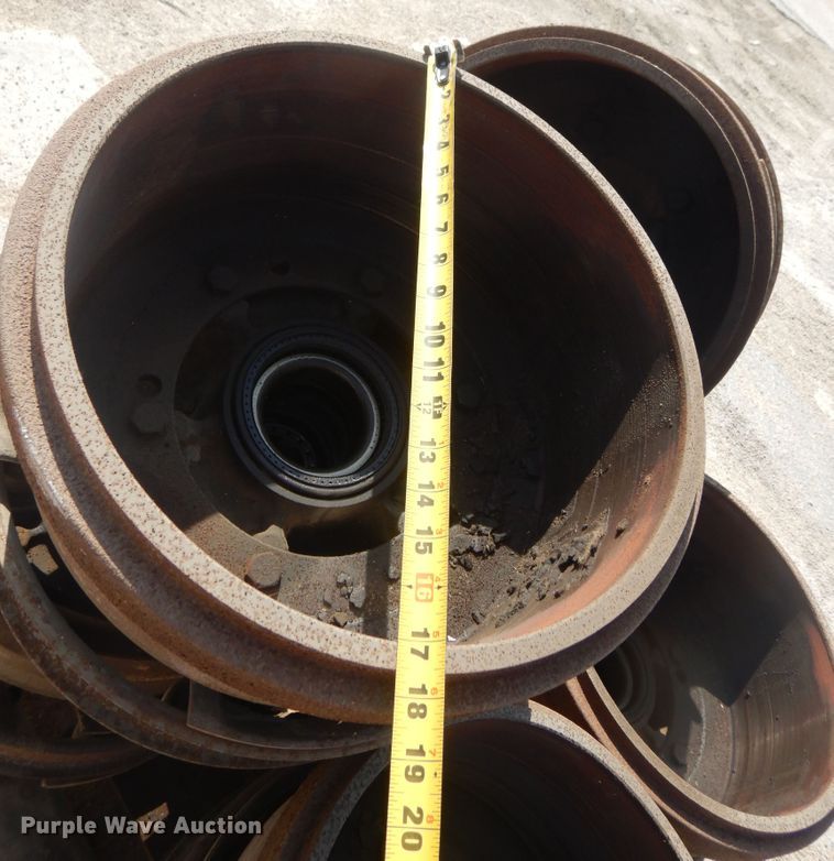 image for item KS9959 (6) 1994 Trail Blazer trailer hubs