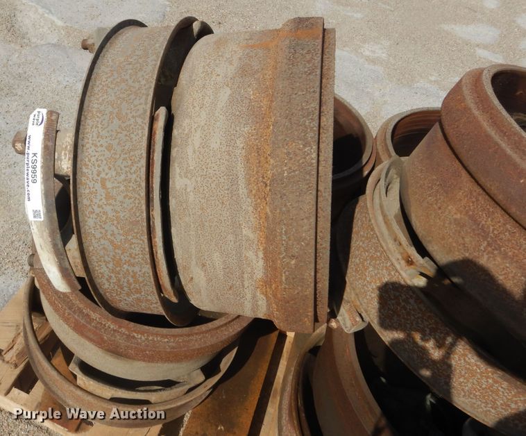 image for item KS9959 (6) 1994 Trail Blazer trailer hubs