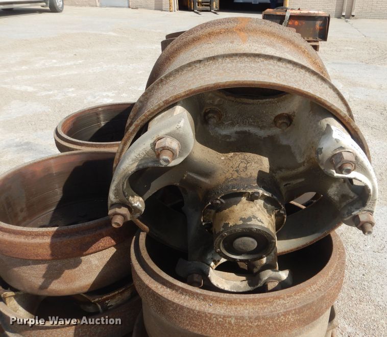 image for item KS9959 (6) 1994 Trail Blazer trailer hubs